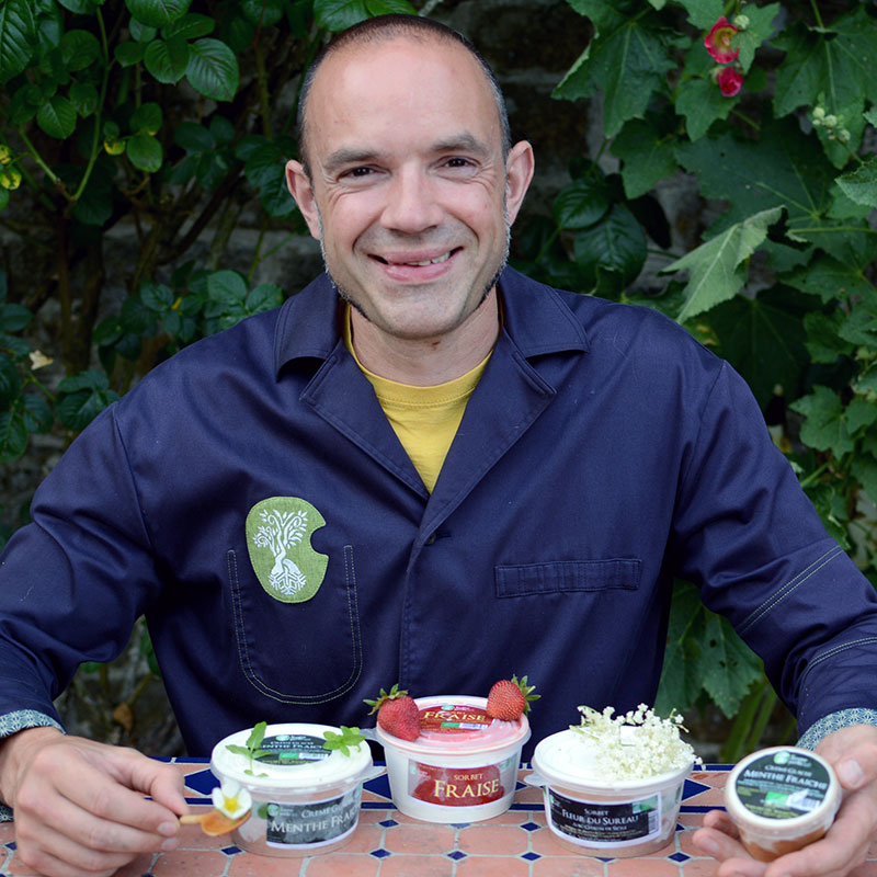 Un homme avec des pots de glaces dans les bras