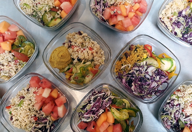 buffet de salades de crudités dans saladiers en verre