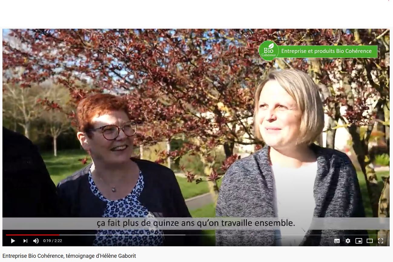 deux femmes dans un jardin