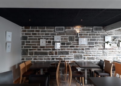 salle du restaurant Croc Epi avec des tableau d'Emma Burr accrochés aux murs