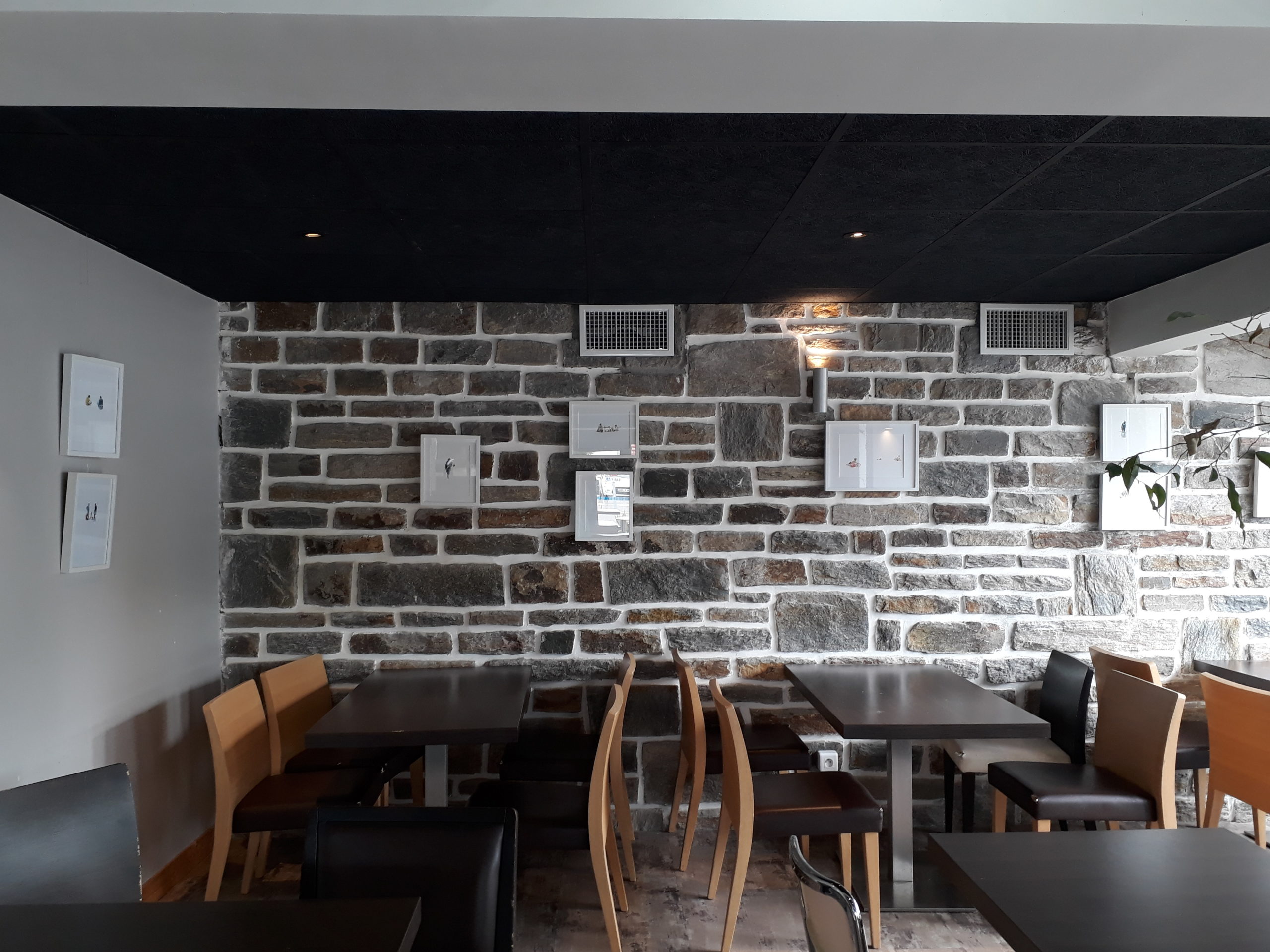 salle du restaurant Croc Epi avec des tableau d'Emma Burr accrochés aux murs
