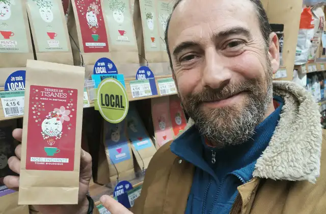 Alexandre, portrait avec sachet de tisane