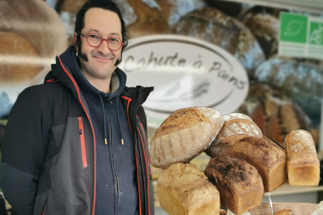 Rémi Morlec, boulanger, à la Cabane à Pains, livre nos magasins de Keryado, Lanester et Lorient-centre les mercredis et vendredis