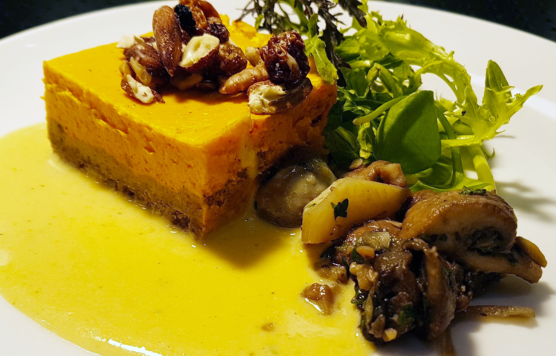 Cheese cake butternut et parmesan, sauce vierge aux fruits secs