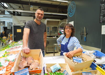 Stéphanie et Johan devant les étals